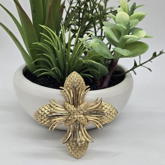 Vintage Trifari Gold Tone Maltese Cross Pin Brooch Vintage Pineapple Pinecone - Picture 5 of 6